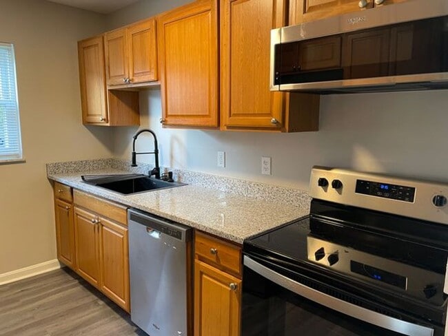 Building Photo - Amazing 3 bedroom 2 bathroom house availab...