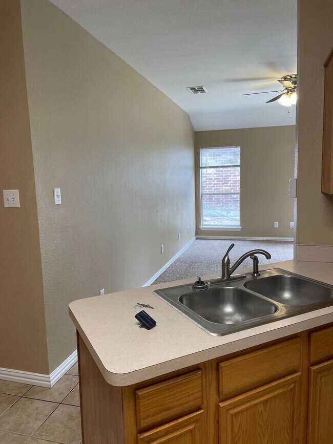 Building Photo - 991 Sierra Vista Ct