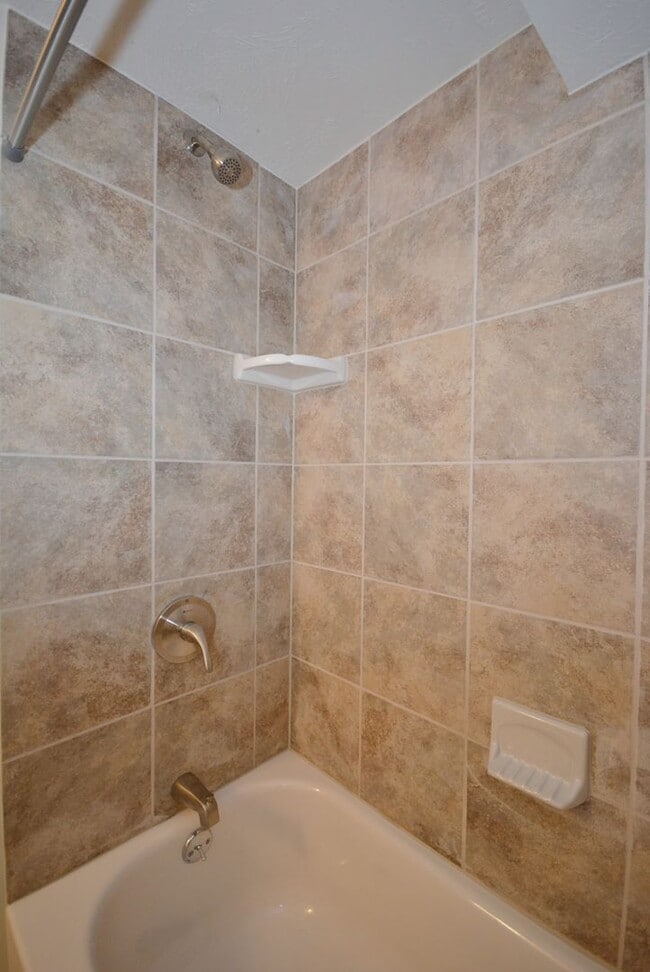 Building Photo - SPACIOUS AND MODERN HOUSE IN OAKLAND AVAILABLE AUGUST!