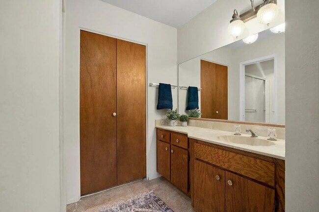 Building Photo - "Charming 3-Bed, 2-Bath Oasis in Capitola's Prime Park Ave Location"
