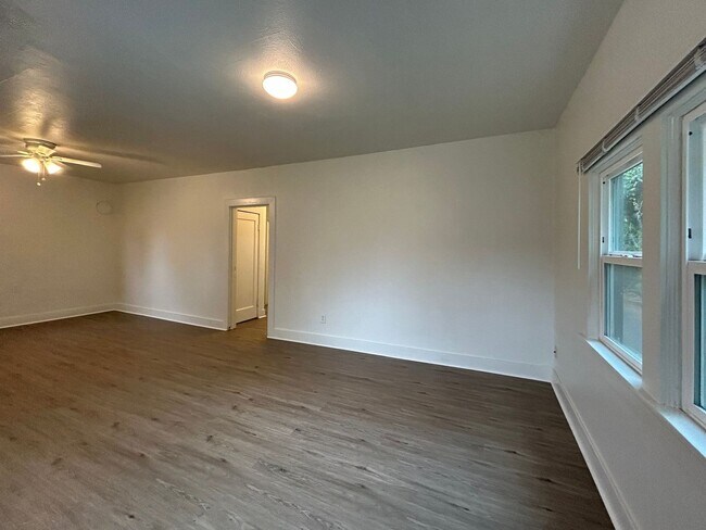 Building Photo - 231 NE 4th Ave