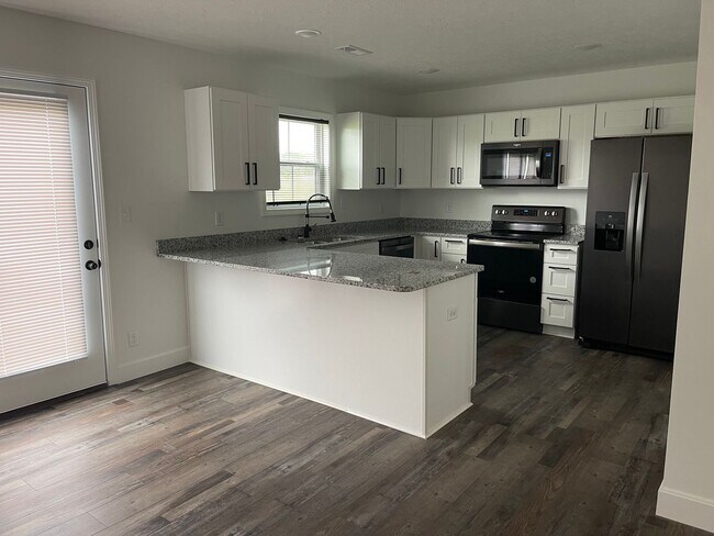 Building Photo - CHRISTMAS SPECIAL!!!! SANT IS PAYING HALF THE DEPOSIT IF YOU RENT IT IN DECEMBER