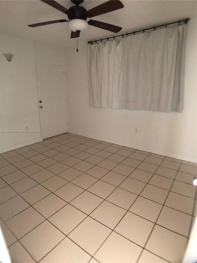Building Photo - 2539 Bayshore Dr