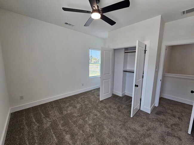 Building Photo - Ready for immediate move in!