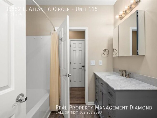 Building Photo - For Rent: Beautifully updated 2-bed/2-bath...