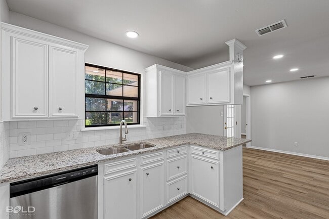 Building Photo - Check Out this 3 bed 2 bath in North Shreveport!