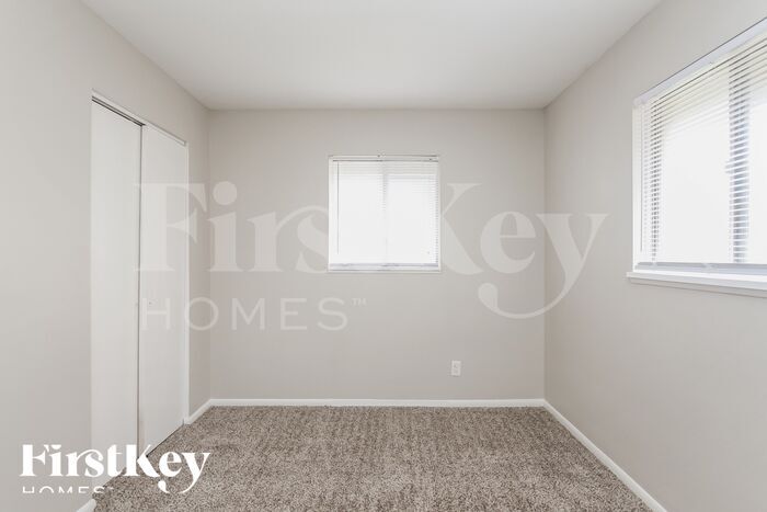 Building Photo - 221 Grovewood Dr