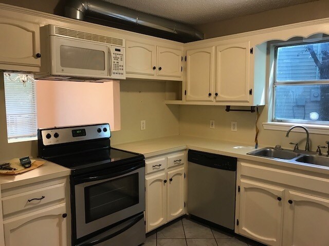 Building Photo - Highland Creek - Starring & Highland