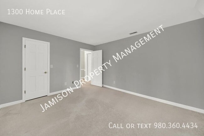 Building Photo - 1300 Home Pl