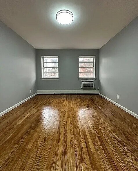 Building Photo - 138 E 7th St