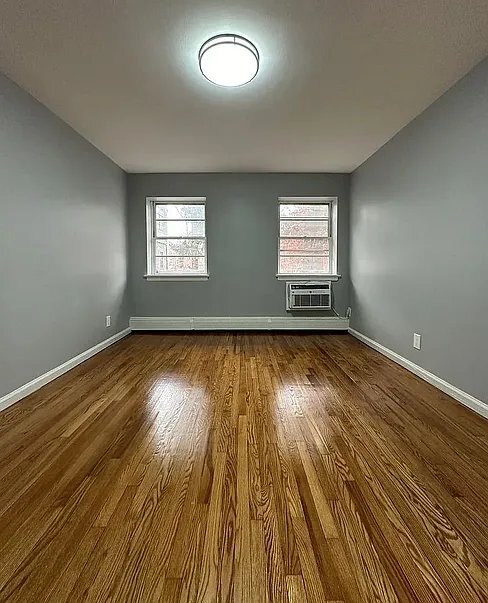 Building Photo - 138 E 7th St