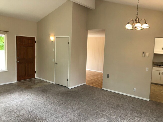 Building Photo - Updated 3 bedroom 1 1/2 bath home in a gre...