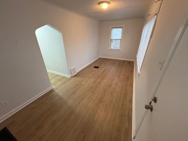 Building Photo - Gertrude 1