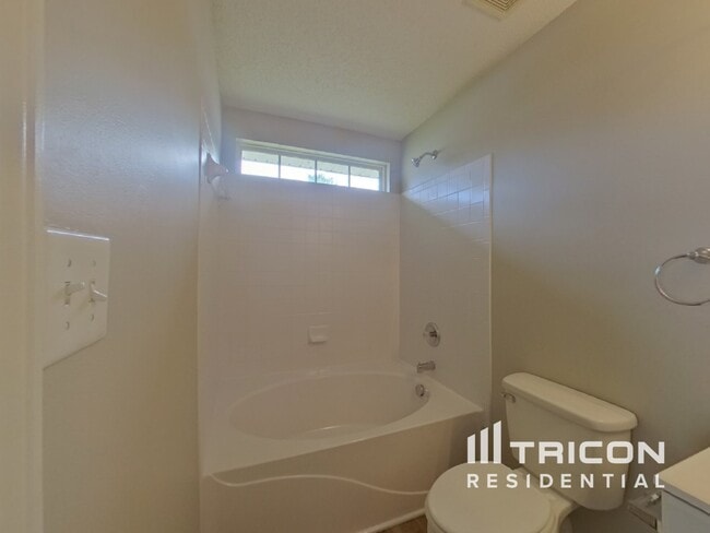 Building Photo - 2612 Fairstone Ave