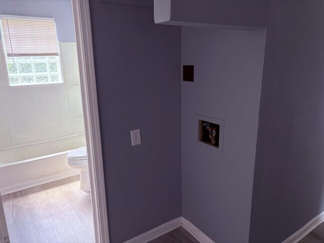 Building Photo - 406 Beta St