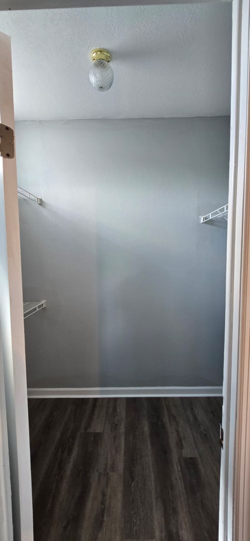 Building Photo - Newly renovated 4/3 property with fenced i...