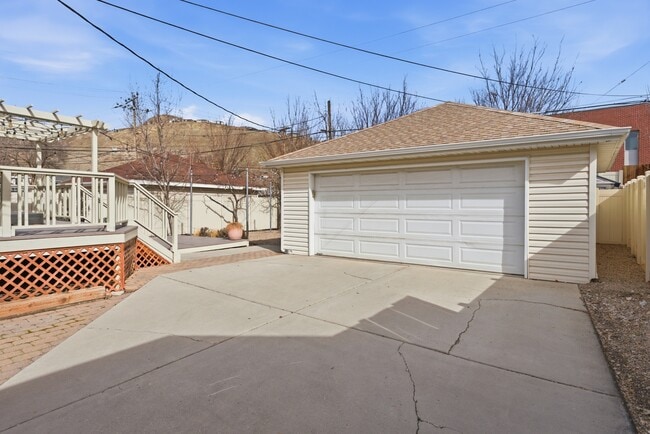 Building Photo - 574 Pugsley St