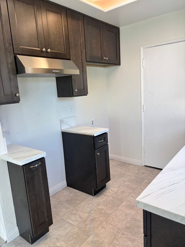 Building Photo - NEWLY REMODELED 2 BEDROOM 1 1/2 BATH CONDO