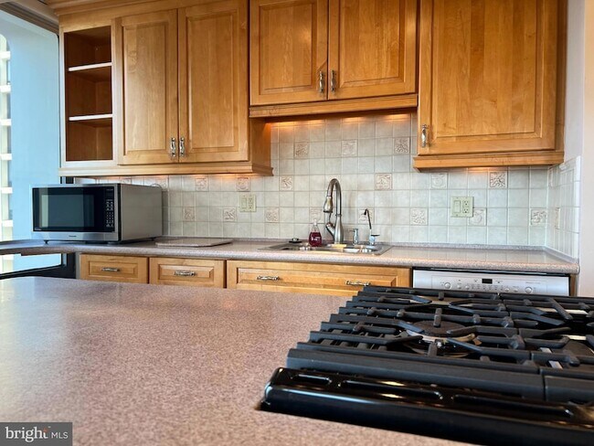 Building Photo - 200 Locust St