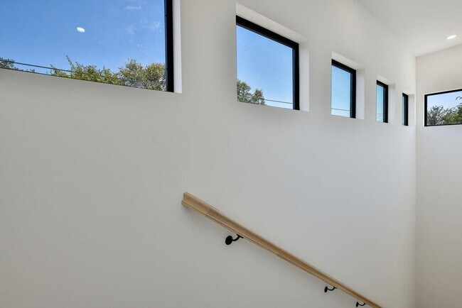 Building Photo - 2530 Steck Ave