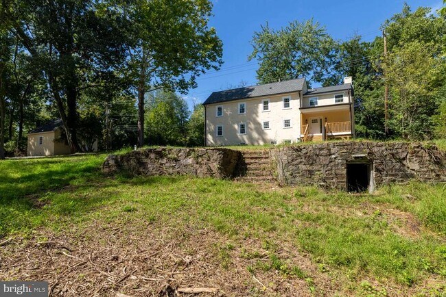 Building Photo - 2315 Hickory Rd