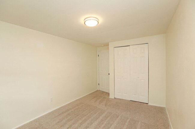 Building Photo - Bright, Clean, and Move-In Ready Townhome