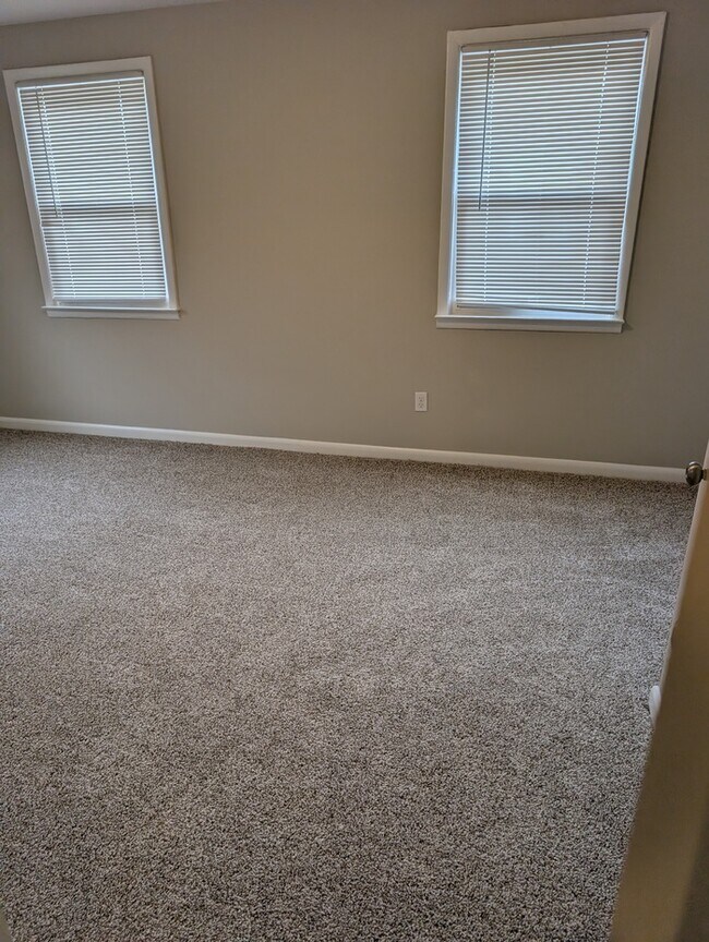 Building Photo - 3 Bedrooms 2 Bathrooms 21206