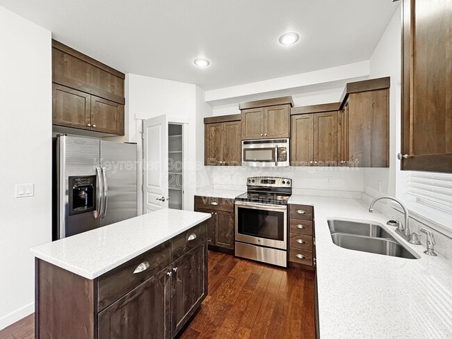 Building Photo - 8721 W Pine Valley Ln