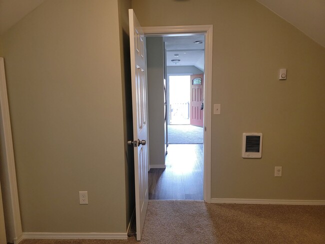 Building Photo - Cozy 1 bedroom 1 bath newly remodeled apar...