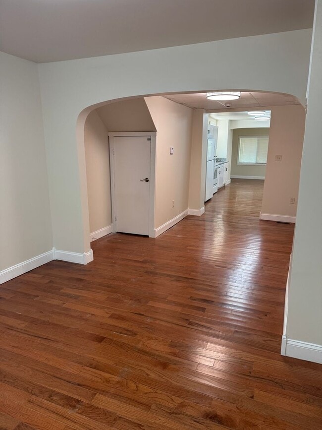 Building Photo - 4 bedroom, 1.5 bath, half double house