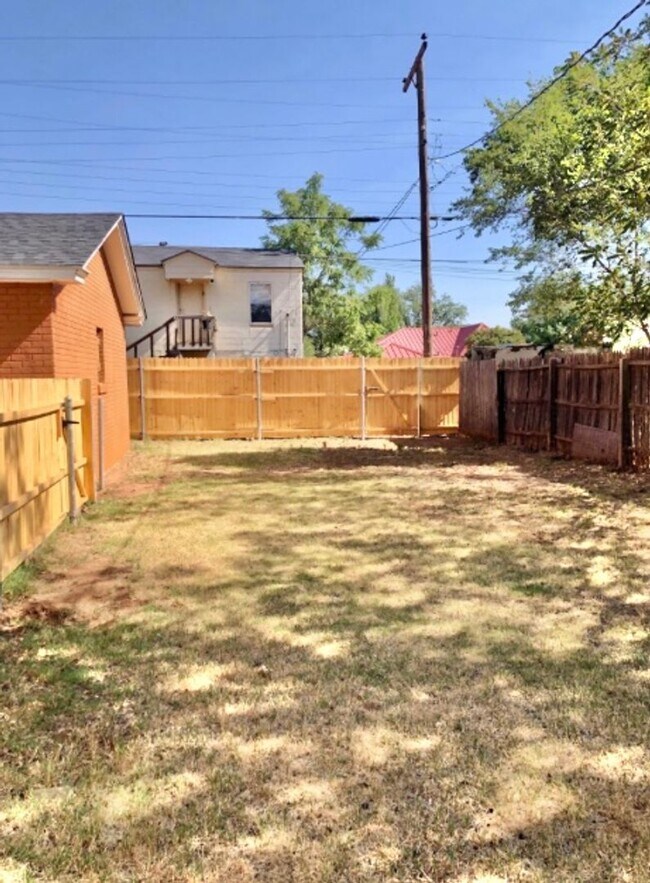 Building Photo - 3 Bed 2 Bath Home Now Available!