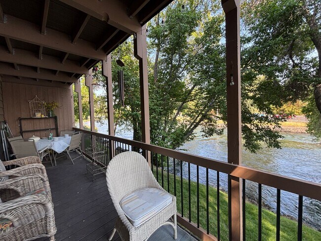 Building Photo - 2 Bed/1 Bath with River Views! Riviera Rid...