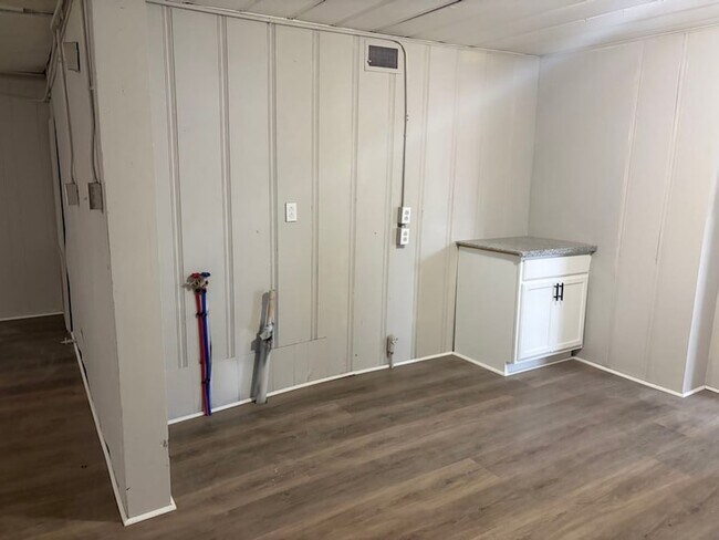 Building Photo - 6139 Belcrest St