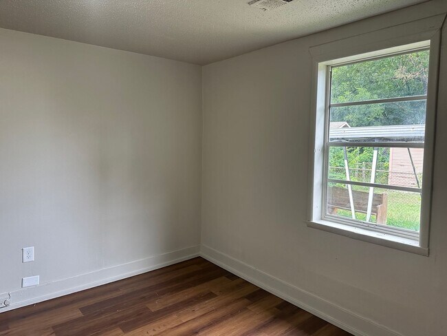 Building Photo - Home for Rent in North Birmingham **Accept...