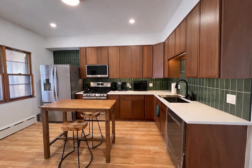 Building Photo - 3610 W Diversey Ave