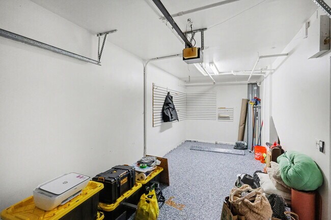 Building Photo - 2044 Alta Meadows Ln