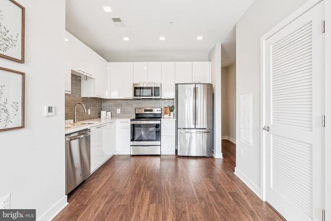 Building Photo - 989 S Buchanan St