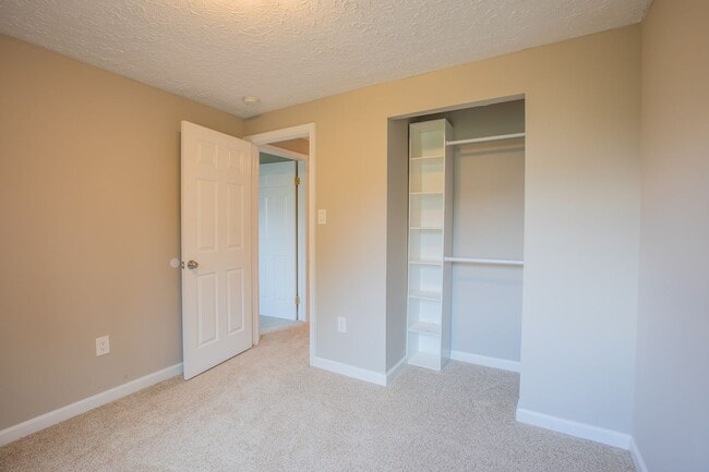 Building Photo - Stunning 3 BR/3 BA EOG Townhome in Columbia!