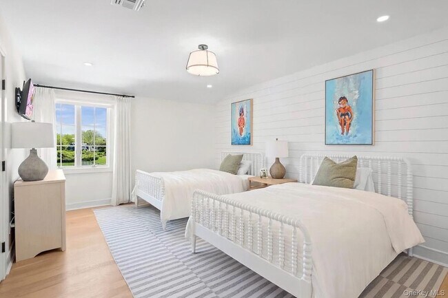 Building Photo - 4 Carriage Ln