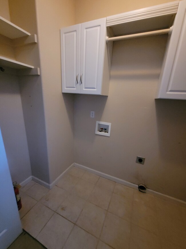 Building Photo - 10408 Merlin Way