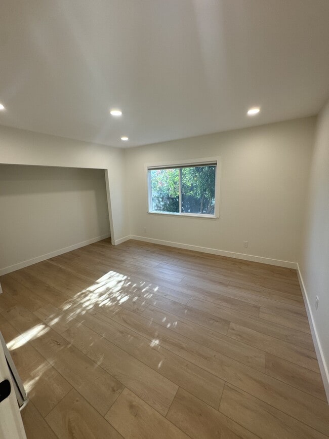 Building Photo - 1034 Calle Las Trancas