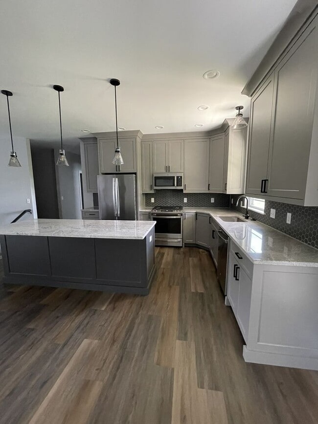 Building Photo - Beautiful 3 Bed / 2 Bath Home with 3-Car G...