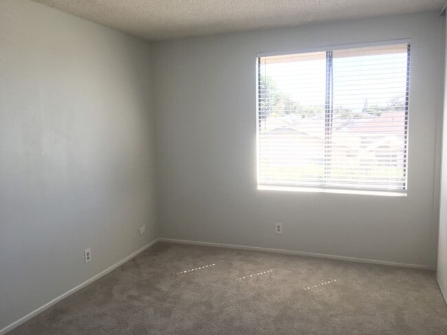 Building Photo - East Ventura - Three bedroom Townhome in R...
