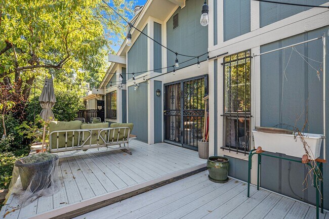 Building Photo - 4 bed/3 bath very spacious, fully furnishe...