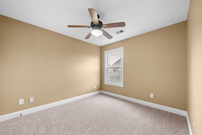 Building Photo - Three Bedroom with Bonus!