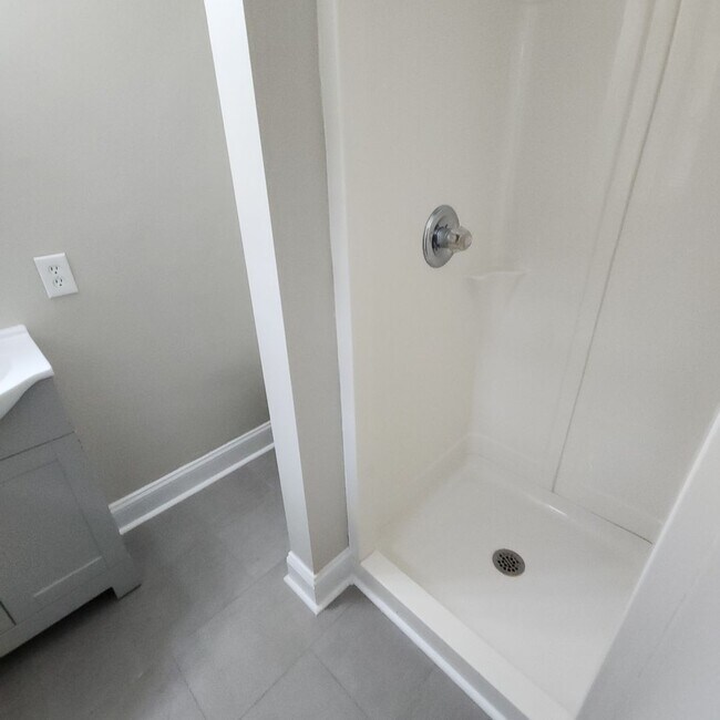 Building Photo - Remodeled Brick Ranch FOR RENT in Kernersv...