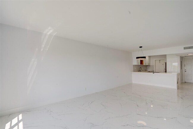 Building Photo - 3050 N Palm Aire Dr