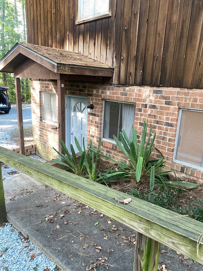 Building Photo - 206 Oleander Rd