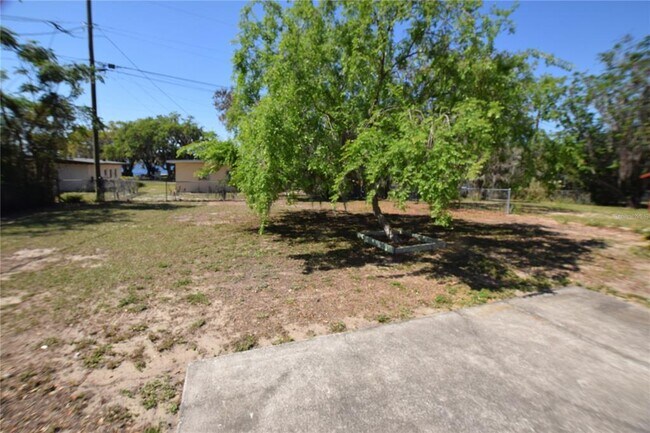 Building Photo - 1918 Sunset Ln