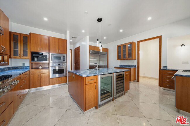 Building Photo - 9033 Cresta Dr